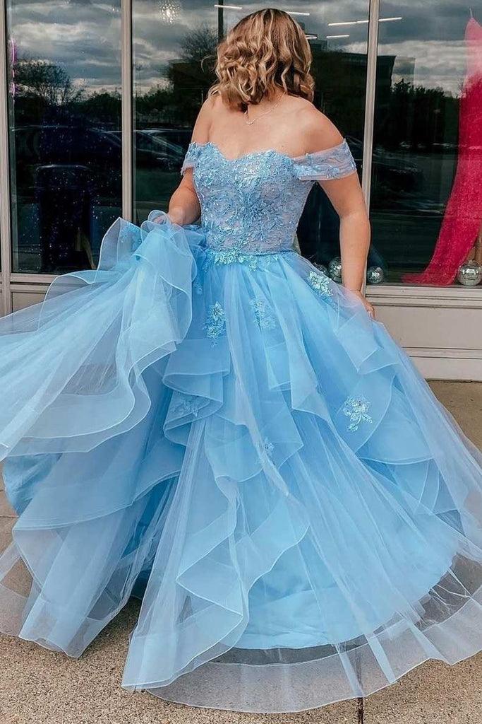 Vestido de noche azul claro con capas y hombros descubiertos de tul en forma de A